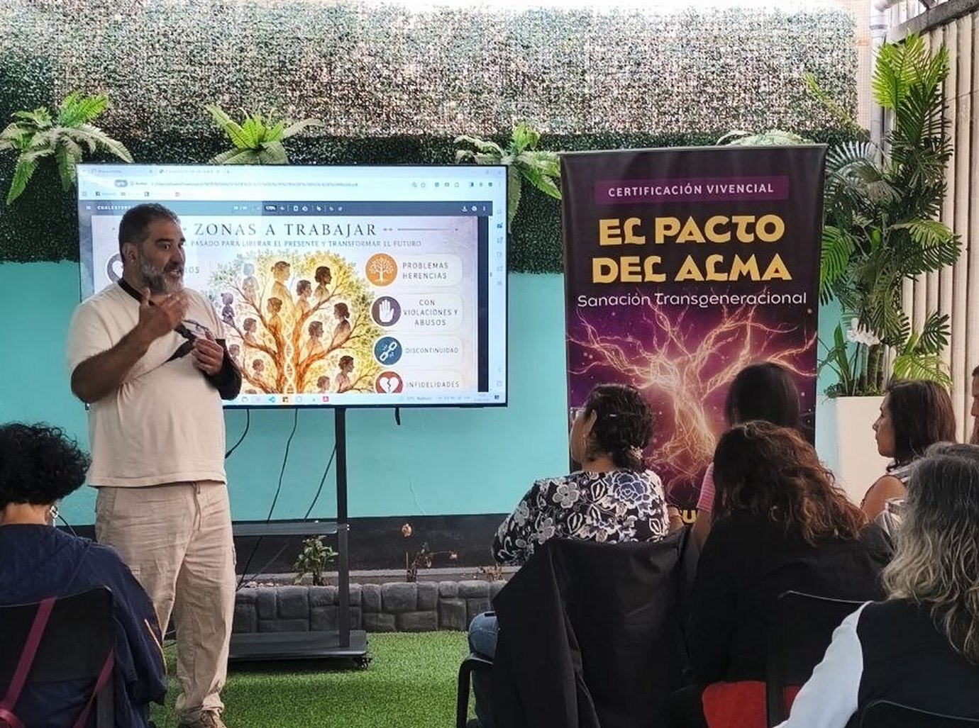 Alejandro Vázquez enseñando las zonas del árbol a trabajar, frente al grupo de la edición presencial